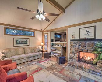 Ski Resort Cabin With Deck in Beech Moun - Beech Mountain - Living room