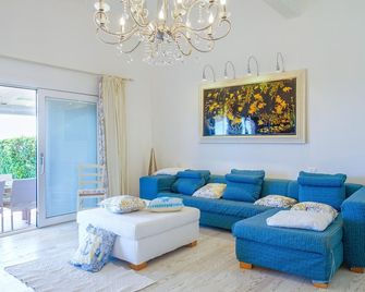 Pet Friendly Home In Stintino - Stintino - Salon