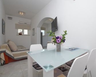 Apartments Fani - Bol - Comedor