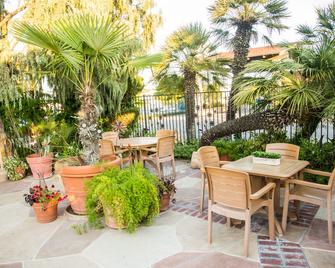 Adelaide Inn - פאסו רובלס - פטיו