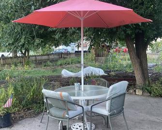 Sportsman's delight located on an urban flower farm complete with chickens! - Superior - Patio