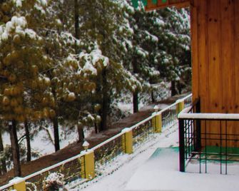 The Himalayan Living Whistling Pines - Mukteshwar - Balcony