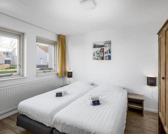 Bungalow in Renesse Near North Sea Beach - Noordwelle - Bedroom