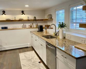 Anchors Away Inn 2 Br Apt 1 min walk to the Beach King & Queen - Hull - Kitchen