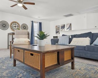 Spacious 4-bedroom house with AC, hot tub, and WiFi in welcoming Tomball - Tomball - Obývací pokoj