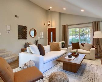 Newly Remodeled Modern Farmhouse, 3+ Private Acres, Hot Tub, Game Room and More! - Mariposa - Wohnzimmer