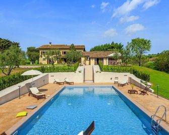 Gorgeous Holiday Home in San Costanzo With Roofed Terrace - San Costanzo - Piscina