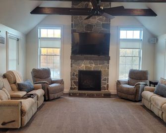 Family Getaway in Breezewood with AC and Wi-Fi - Breezewood - Soggiorno