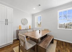 Urban Elegance: Stylish Apartment Near Nyc - Union City - Dining room