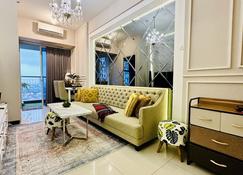 Luxury Anderson Apartment On Top Of Pakuwon Mall - Surabaya - Living room