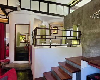 Somewhere Else Boutique Resort - Mambajao - Escalier