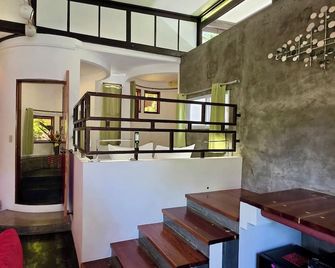 Somewhere Else Boutique Resort - Mambajao - Escalier