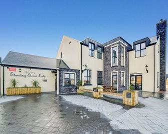 Standing Stones Lodge - Belfast - Building