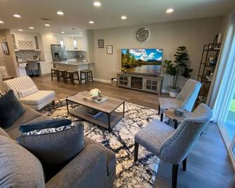 Burbank Luxury 2-Story Home with Amazing Views!!! - Burbank - Living room