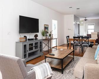 A Peaceful 2br Lincoln Park Coach House - Free Parking - Chicago - Living room