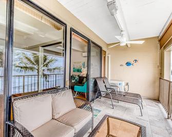Remodeled oceanfront penthouse with amazing view, lanai, AC & pool - Hōlualoa - Balcony