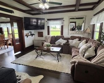 Ferndale Farmhouse Retreat - Ferndale - Obývací pokoj