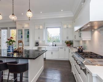 Luxurious 5 Bedrooms, 6 Bath Custom Home - 列治文山 - 廚房