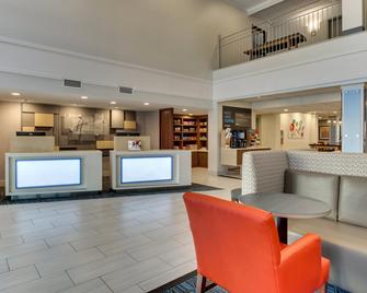 Holiday Inn Express & Suites Atlanta-Emory University Area - Decatur - Front desk
