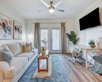 Coastal Luxe Apt Near Fernandina Bch/Amelia Island/Jax Airport & I-95 To Dwtn. - Yulee - Living room