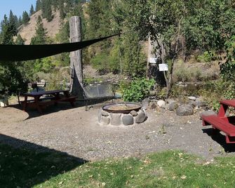 Peace by the river. Cozy cabin right next to the Little Salmon River - New Meadows - Patio