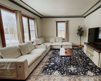 Upstate Oasis Moody Chic Interior and Pool Fun - Carthage - Sala de estar