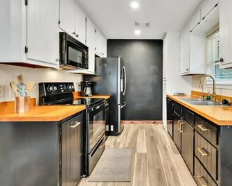New! Cozy Retreat Located 15 minutes to Waco - Hewitt - Kitchen
