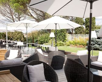 Logis Le Rabelais Hôtel- Restaurant - Spa - Fontenay-le-Comte - Patio