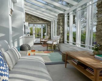 Idyllic West Cork cottage farmhouse in 3 acres, with woods and river, Skibbereen - Skibbereen - Huiskamer
