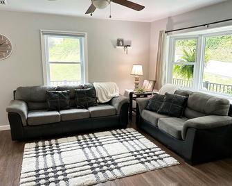 Heart of Amish Country - Paradise Cottage - Paradise - Living room