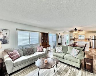 Polo Garden Villa - 1/1 Villa On the Polo Field w/ Amazing Garden in The Village of Santiago - The Villages - Living room