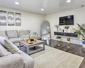 Charming Mamaroneck Home ~ 22 Mi to Manhattan - Mamaroneck - Living room