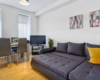 Cosy Stay in the Heart of Downtown with Parking - Manchester - Living room