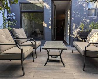 Charming Brooklyn studio with furnished yard, fresh garden, and nearby parks! - Brooklyn - Patio