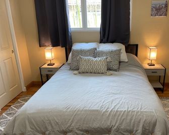 Clean and Bright Cottage, 3 bedroom with Game Room and Laundry! Big fenced yard. - Eureka - Ložnice