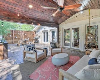 Buda Home w/ Deck & Fire Pit - 15 Mi to Austin! - Buda - Obývací pokoj