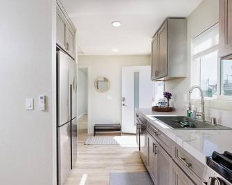 Cozy and Quiet Front House - Fontana - Kitchen
