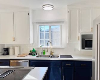 Cozy and bright 4-bedroom cottage in Renton - Kent - Kitchen