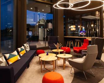 Holiday Inn Express & Suites Monheim Am Rhein By IHG - Monheim am Rhein - Лаунж