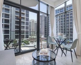 Pool View & 2 adults 2 kids & Brand New & Czechin - Dubai - Balcony
