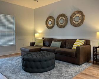 Urbanhaven - 2bd/2.5ba City/Suburb Living - Gainesville - Living room