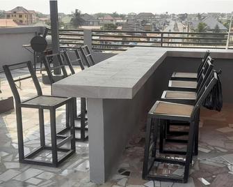 Lovely 2-Bedroom and 2 Bathroom Apartment - Kasoa - Balcón