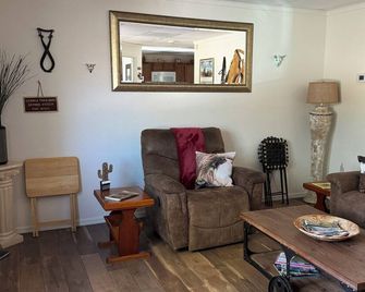 Beautiful 2-bedroom house with AC in pleasant Benson - Benson - Soggiorno