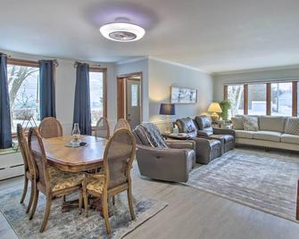 Two Rivers Thiede House - Walk to Lake Michigan! - Two Rivers - Living room