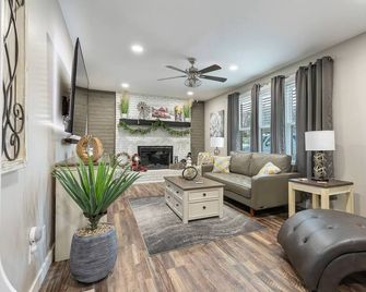 Hill Manor at the Crossroads of the Nation - Wentzville - Huiskamer