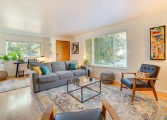 Seattle Vacation Home with Hot Tub 5 Mi to Downtown - Seattle - Sala de estar