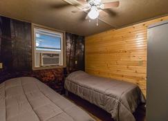 Lodge just off Indian Creek Perfect Getaway w Firepit, Hiking, Canoeing, Fishing - Anderson - Bedroom
