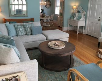 Cozy Beach Cottage on South Harbor Island, Water Views, Wrightsville Beach, NC - Wrightsville Beach - Living room