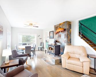 Bud's Beach House - Oceanside - Living room