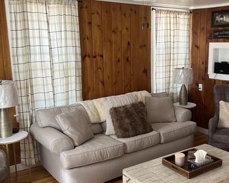 Beautiful cottage in the Lakes Region on Hermit Lake - Sanbornton - Sala de estar